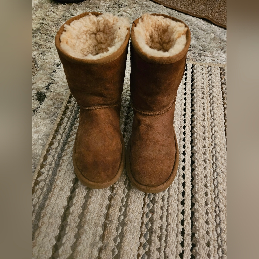 UGG Classic Short Chestnut Leather Shearling Lined Boots 6 PRE-OWNED